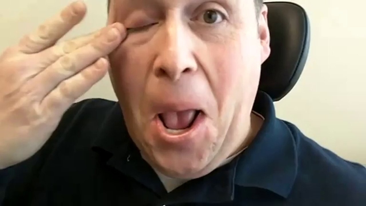 Vidéo Insolite : une crotte de nez géante sort de son nez