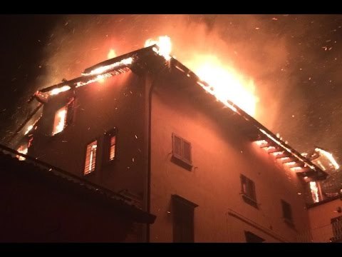 Luino (VA) - Incendio devasta cinque abitazioni: famiglie evacuate (04.02.16)