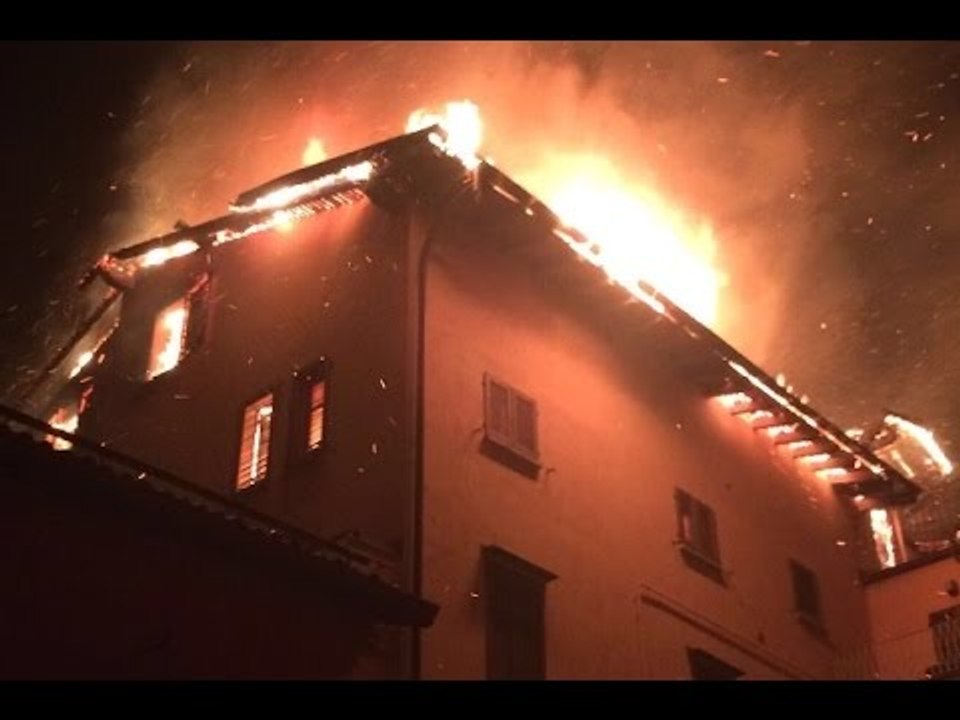 Luino (VA) - Incendio devasta cinque abitazioni: famiglie evacuate (04.02.16)