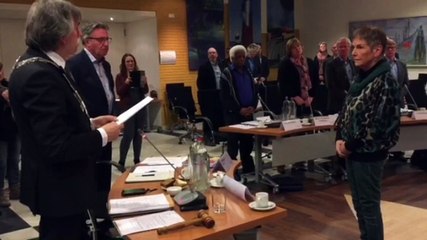Nieuw raadslid Janny Volmer legt eed af in Delfzijl - RTV Noord