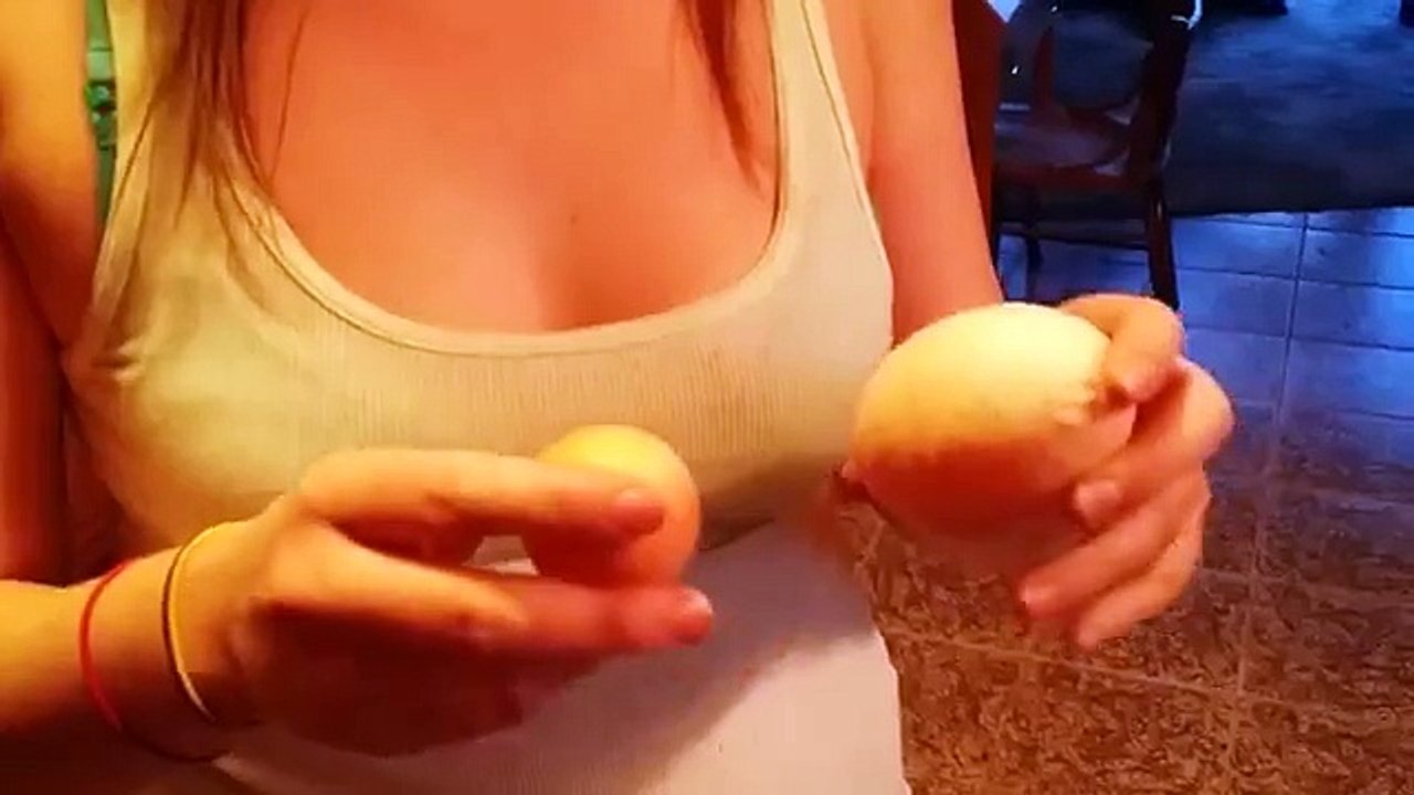 Sa poule pond un oeuf énorme mais quand elle le casse elle a une énorme surprise !