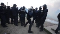 Manif pour Tous : les CRS tirent des bouteilles sur les manifestants (vidéo)