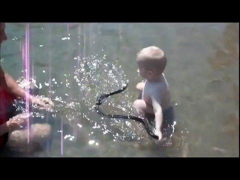 Малыш играет со змеёй! ШОК!