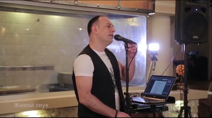 Впечатляющее выступление певца в кафе