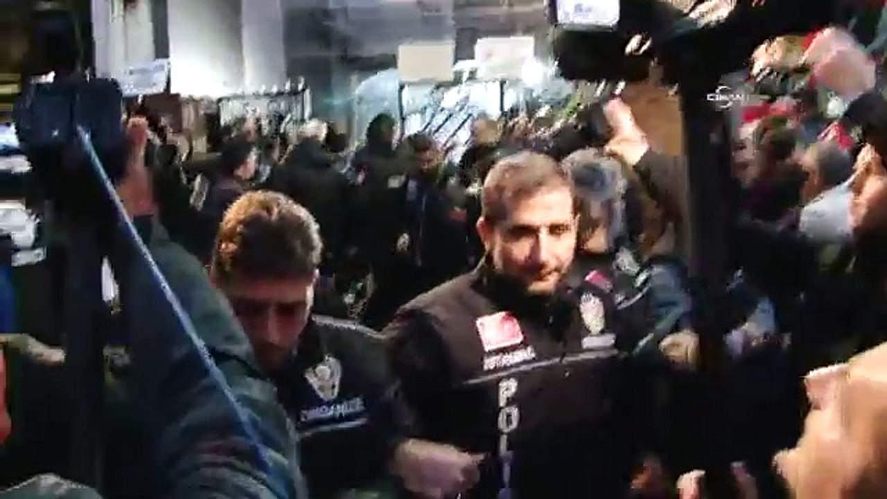 Gazetecilere kelepçe takıp tartakladılar