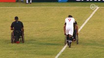 Riascos é aplaudido por torcedores após ajudar atleta paralímpico