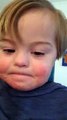 Boy Down-szindrómás megtanulni az ábécét, és öröm, hogy az Internet