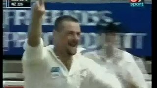 NASSER HUSSAIN BOWLED BY INSANE DELIVERY BY SIMON DOULL 1999 1st