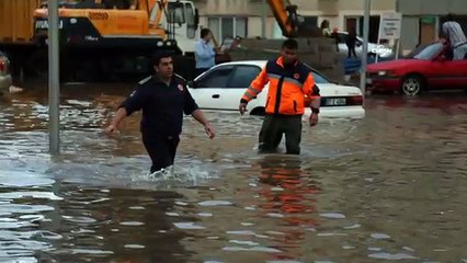 Antalya'da caddeler göle döndü, araçlar kepçelerle kurtarıldı