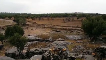 Yola döşenen bomba patlatıldı, karayolu ikiye bölündü