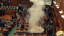 Kosova'da muhalefet, meclise göz yaşartıcı gaz attı