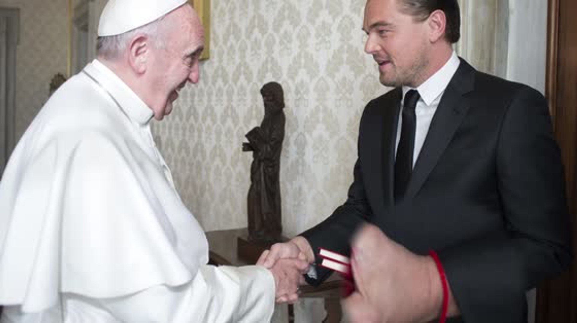 Le bracelet rouge de Leonardo DiCaprio ne représente pas la Kabbale - video  Dailymotion