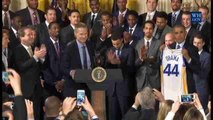 Obama recibe a los Golden State Warriors y dice que es un placer verlos jugar