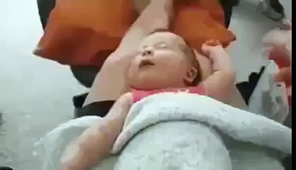 BEBÉ BRAZOS DE RESORTE (360p)