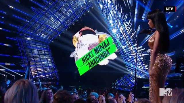 Nicki Minaj DISSES Miley Cyrus at 2015 MTV VMA | Hollyscoop News