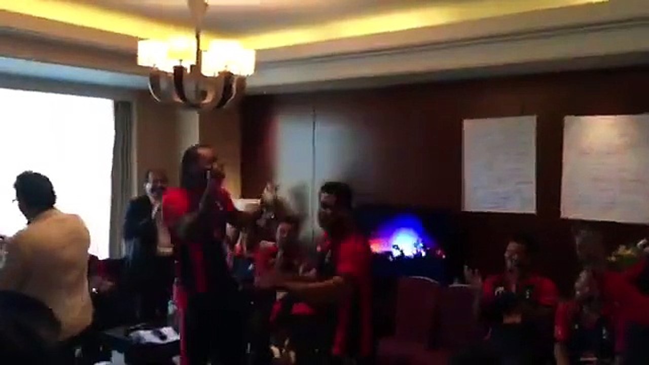 Chris Gayle and Umar Akmal Dancing on Punjabi Song in PSL