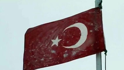 Türk bayrağı soğuktan böyle dondu