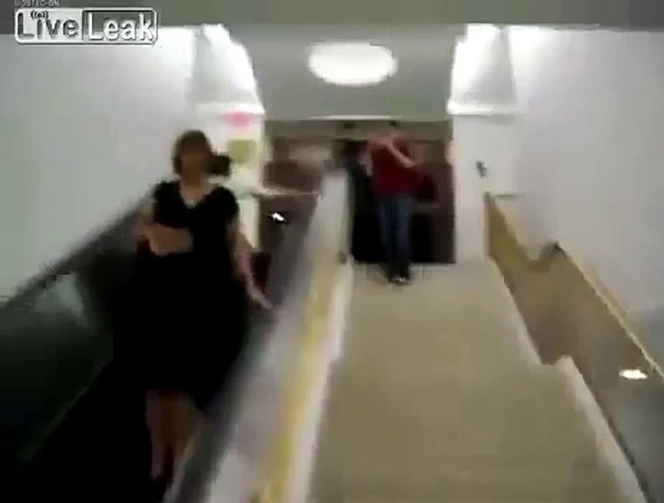 Жесткое падение с эскалатора