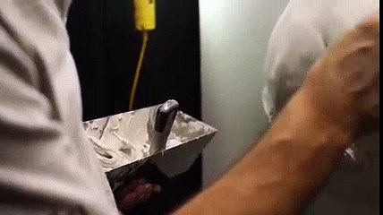 Basit Bir Alçı ile Duvarını Sanat Eserine Dönüştüren Sanatçı