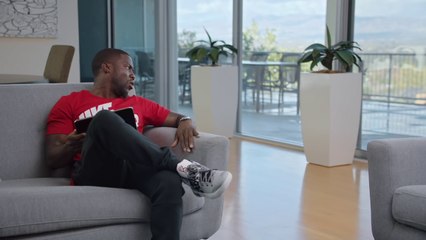 Скачать видео: Kevin Hart pique les fringues de son fils - Pub Foot Locker énorme!