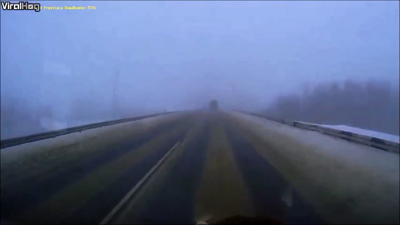Un automobiliste perd le controle de sa voiture et percute un bus - Accident violent