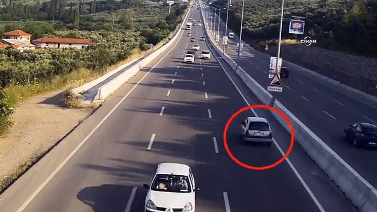 Ters yöne giren sürücü trafiği birbirine kattı