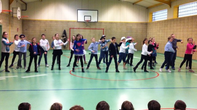 Flash mob des CM2 à Coutances