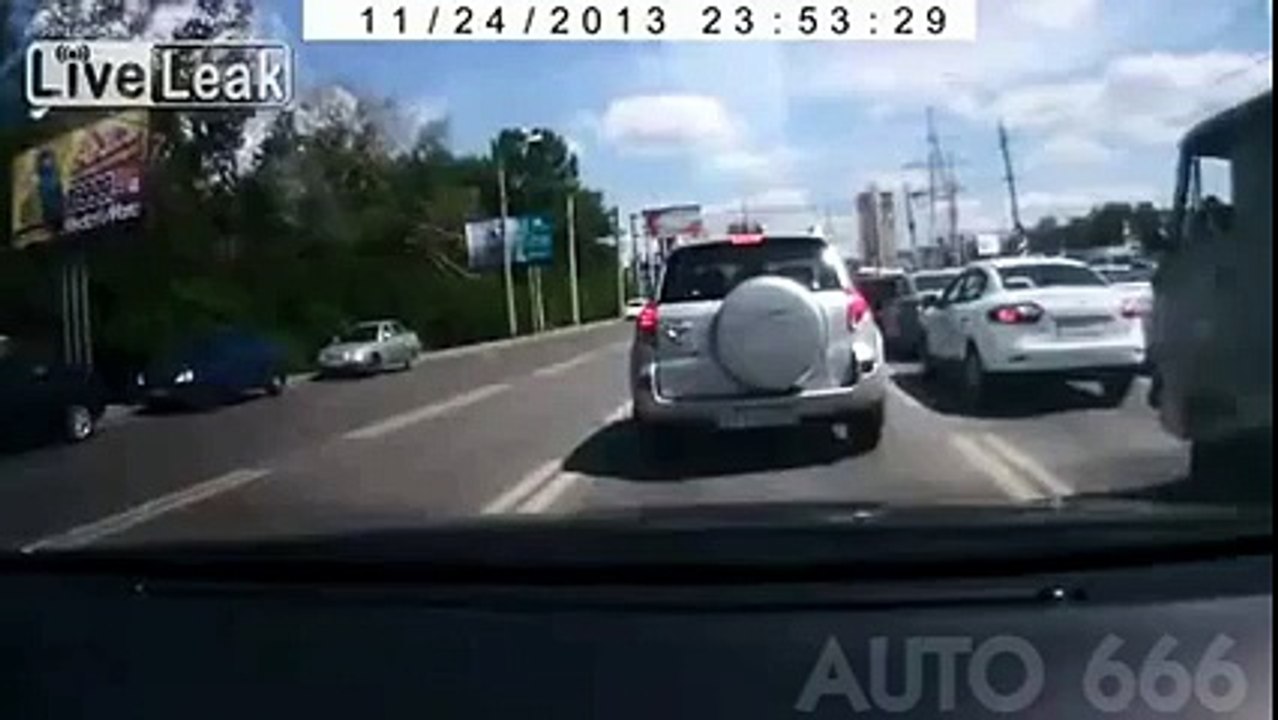 Rus Bayanlar Yolda Yürürken Sürücüleri Çılgına Çevirdiler..