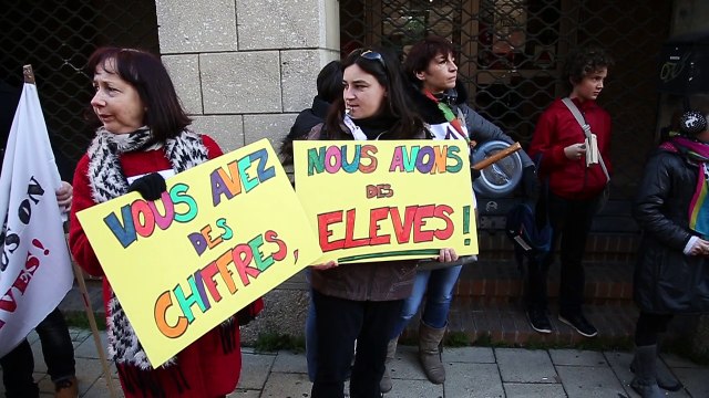 Parents et enseignants manifestent à Avignon contre les fermetures de classe