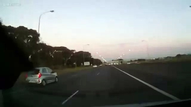 Парень вылетел из машины во время столкновения Шок!