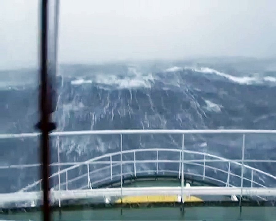 Un navire se retrouve pris au milieu de vagues gigantesque