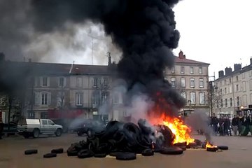 Lunéville : les agriculteurs ont déversé des pneus devant la permanence du député Jacques Lamblin