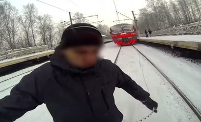 Il fait du ski tracté par un.....  TRAIN !