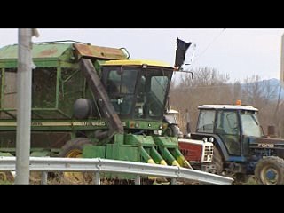 Αμετακίνητοι οι αγρότες. Αυξάνουν τις ώρες αποκλεισμού Εθνικών, παλαιών Εθνικών οδών και παραδρόμων