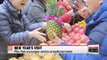Pres. Park visits traditional market ahead of Seollal holiday