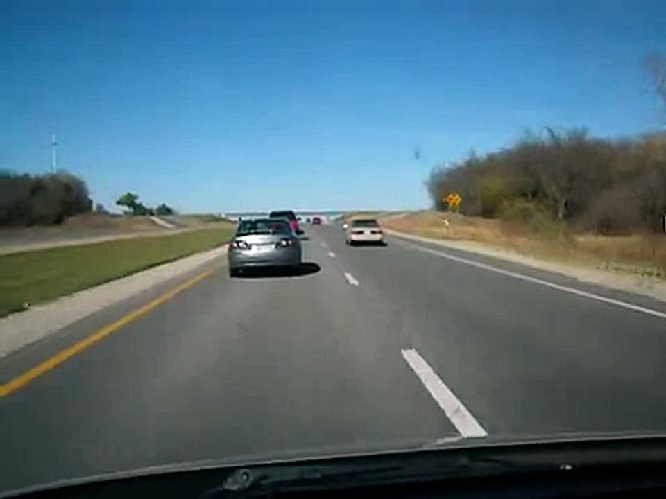 Il promène son cheval dans sa voiture incroyable mais vrai !