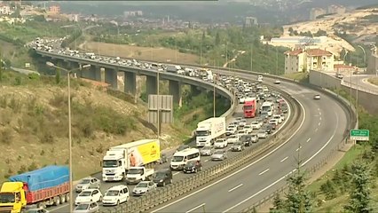 Tatilcilerin dönüşü sürüyor, TEM'de trafik durma noktasına geldi