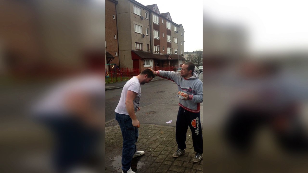 40 euros pour casser 6 œufs sur sa tête