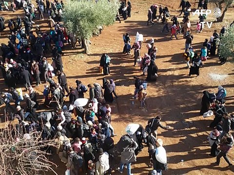Syrie: des milliers de civils fuyant l'assaut d'Alep bloqués à la frontière turque