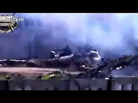 Сирия Танкист выбирается из подбитого танка