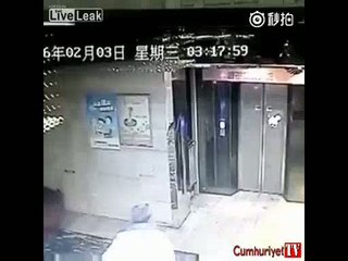 Asansöre tekme attı, boşluğa düştü
