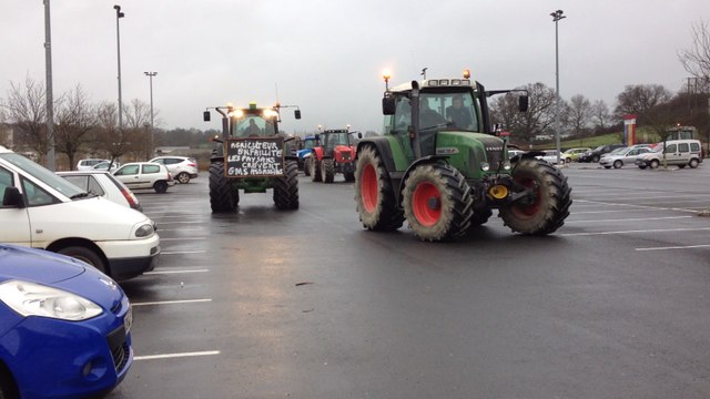 Des agriculteurs en colère dans les grandes surfaces