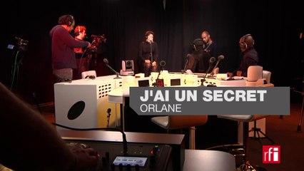 Orlane chante "J'ai un secret" dans Couleurs tropicales