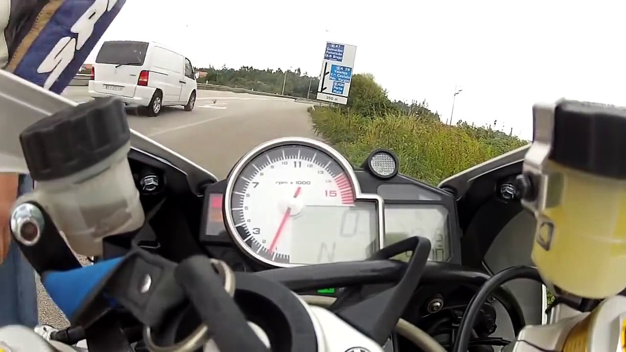 Faz um cavalinho a 299kmh , na A28 em Vila do Conde.