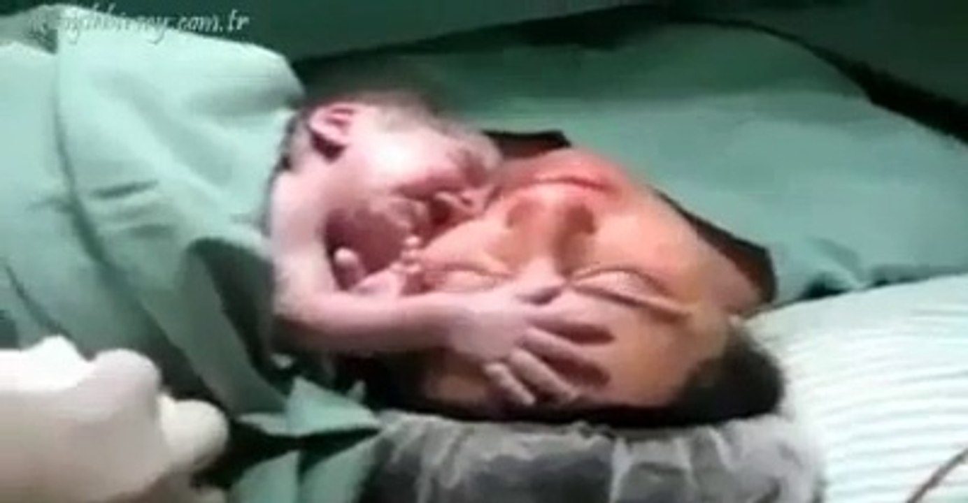 Annesinden Ayrılmak İstemeyen Yeni Doğmuş Bebek