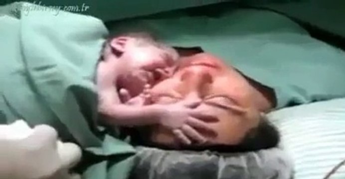 Annesinden Ayrılmak İstemeyen Yeni Doğmuş Bebek