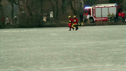Sauvetage périlleux sur un lac glacé de Slovénie