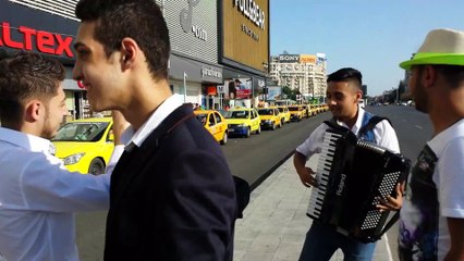 Cu accordeonul pe strada la rece in fata la Unirii