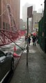 EN DIRECT - Une grue s'effondre au coeur de New York: Plusieurs dizaines de voitures écrasées - Au moins deux morts