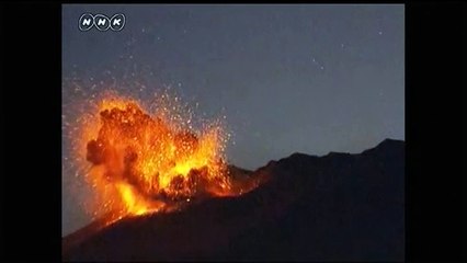 Au Japon, un volcan entre en éruption à 50 km d'une centrale nucléaire (franceinfo)